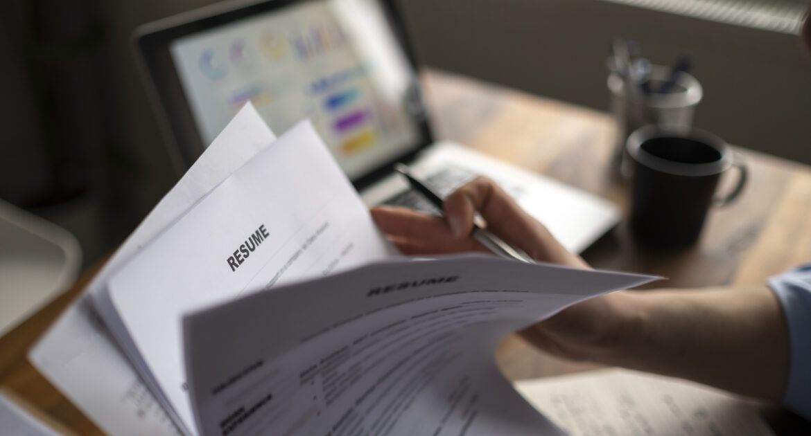 Applying for a job, filing a resume Experience, candidates stand the document with the company hr to get elected to work.
